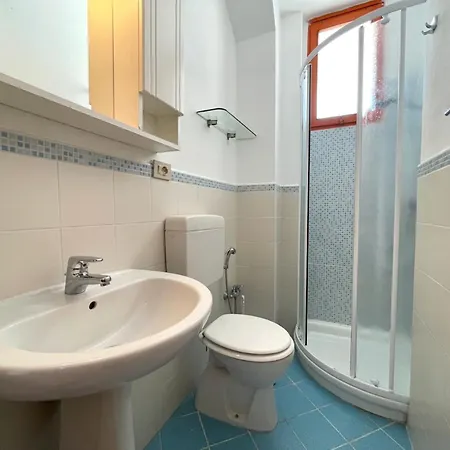 Flat For 5 With Shared Pool 180m From The Apartament *