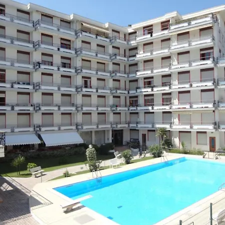 Flat For 5 With Shared Pool 180m From The *